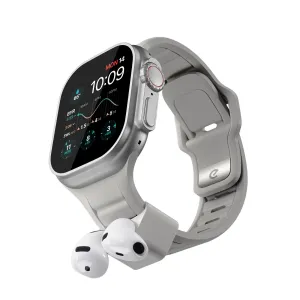 KeyBudz Sync+ ljusgrått Apple Watch-armband med inbyggd AirPods-hållare, visat med AirPods fästa