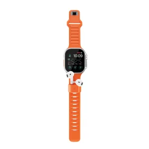 KeyBudz Sync+ orangefarbenes FKM-Armband für die Apple Watch mit integriertem AirPods-Dock, abgebildet mit Apple Watch und Ohrhörern