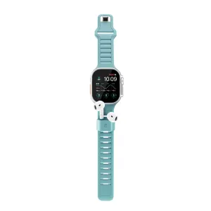 KeyBudz Sync+ ljusblå Apple Watch-rem med integrerad AirPods-dock, visad med klocka och AirPods