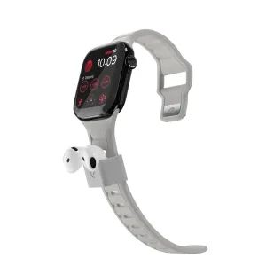 KeyBudz Sync+ Series FKM-klockarmband med AirPods-dock för Apple Watch 38–42 mm, visat i ljusgrått med öronsnäckor