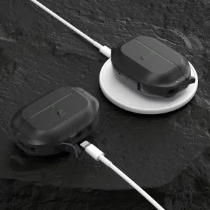 KeyBudz Element Series-fodral för AirPods Pro 3:e generationen i kolsvart, visat på en trådlös laddare med kabelladdning
