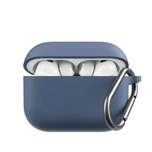 KeyBudz Elevate Series AirPods Pro Gen 3 dėklas iš kobalto mėlynos spalvos silikono, atidarytas, su viduje esančiomis ausinėmis ir pritvirtintu karabinu