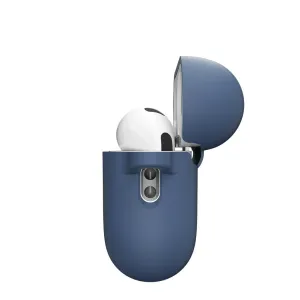 KeyBudz Elevate Series kobalto mėlynos spalvos silikoninis dėklas, skirtas AirPods Pro Gen 3, parodytas atidarytas, su viena ausine viduje.