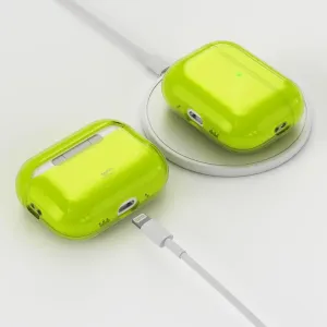 KeyBudz läpinäkyvä AirPods Pro 3rd Gen -kotelo neonvihreänä, kuvassa langattomalla latauksella ja ripustuslenkille sopivalla muotoilulla