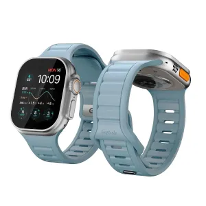 KeyBudz Journey Apple Watch -ranneke Tidal Blue -värissä, esitettynä Apple Watchissa uurretulla rannekkeella ja logolla