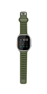 KeyBudz Journey skogsgrönt Apple Watch-armband på en silverfärgad klocka, med ribbad struktur och metallspänne.