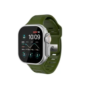 KeyBudz Journey skogsgrönt Apple Watch-armband på silverfärgad Apple Watch, visat mot en vit studiobakgrund.