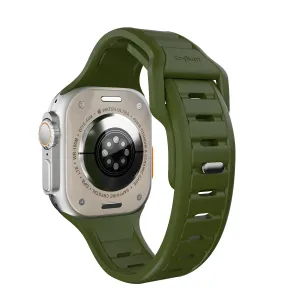 KeyBudz Journey olivgrönt Apple Watch-armband med strukturerad matt yta på en Apple Watch Ultra