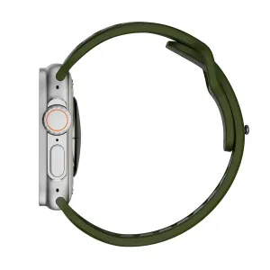 KeyBudz Journey skogsgrönt Apple Watch-armband med mörkt olivgrönt FKM-band på en silverfärgad klockboett
