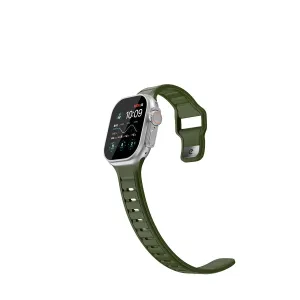KeyBudz Journey Apple Watch-armband i skogsgrönt, visas på en silverfärgad smartklocka med justerbara hål.