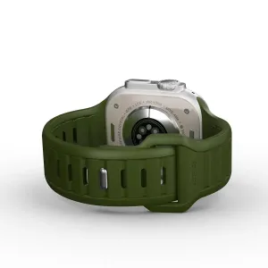 KeyBudz Journey-armband för Apple Watch i skogsgrönt på en Apple Watch, med baksidan och stiftspännet synliga.
