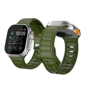 KeyBudz Journey olivgrönt Apple Watch-armband med räfflad FKM-design och gjutet spänne på en silverfärgad klocka