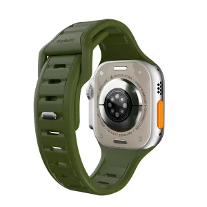 KeyBudz Journey skogsgrönt Apple Watch-armband på Apple Watch Ultra, med slitstark FKM-finish och stiftspänne.