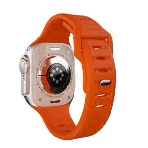 Oransje KeyBudz Apple Watch-rem på en sølvfarget Apple Watch Ultra, med rillet rem og metallspenne
