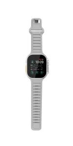 KeyBudz Journey Apple Watch-armband i stengrått med ribbad FKM-design och aluminiumspänne, visat på en Apple Watch