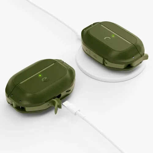 Skovgrønt AirPods Pro 2-etui vises to gange: en med opladningsplade, en med åbent låg og kabel; begge med grøn LED.