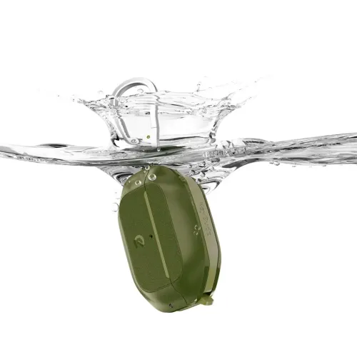 KeyBudz AirPods Pro 2-etui i skovgrøn med karabinhage, delvist nedsænket i vand; synligt frontpanel, LED-åbning og søm.