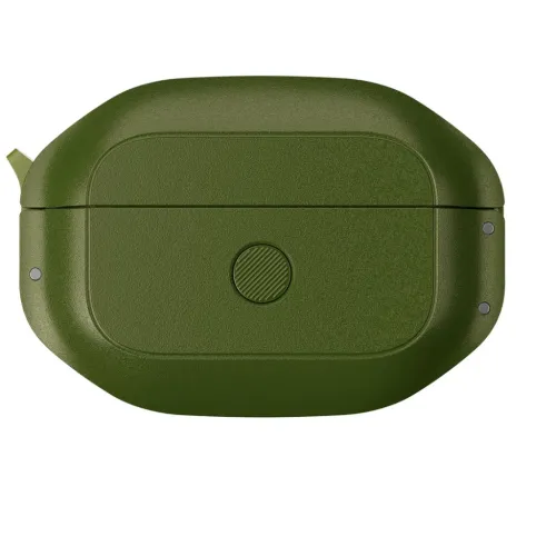 AirPods Pro 2 etui i skovgrøn, set forfra med lågsplejsning, centreret ribbet knap, sidenitter og karabinhage til venstre.