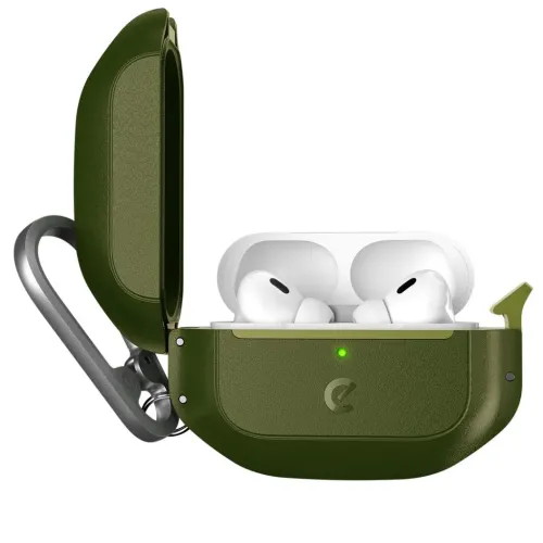 Skovgrønt etui til AirPods Pro 2, åbent med opladningsetui og skaller synlige, karabinhage til venstre og grøn LED på forsiden.