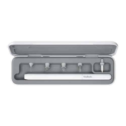 KeyBudz AirCare 2.0 rengøringssæt i et hvidt, åbent etui med gråt interiør, pen og fem udskiftelige spidser i et formstøbt rum.