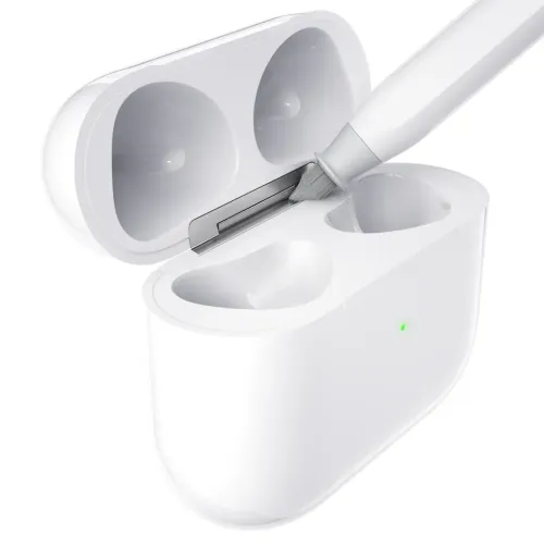 KeyBudz AirCare 2.0 rengøringsbørste renser det åbne hvide AirPods-etui ved hængslet med synlig grøn LED på forsiden.