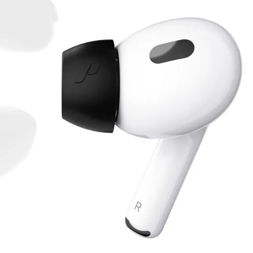Svart skumtips monterad på vit AirPods Pro-hörlur (höger), närbild i sidovy med präglad logotyp och synlig oval öppning.