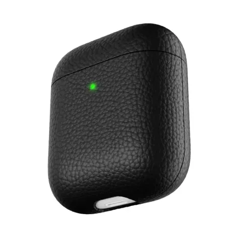 Svart läderfodral för AirPods Pro med pebbelstruktur, grön statusdiod på framsidan och utskuren öppning för Lightning-port.