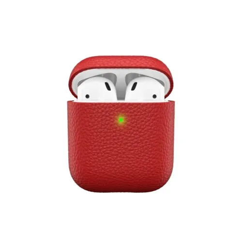 Rött läderfodral för AirPods Pro med öppet lock, synliga hörlurar; grön statuslampa framtill, präglad yta och rundade hörn.