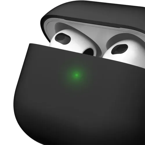 Svart fodral till AirPods 3 med öppet lock, grönt LED-ljus på framsidan och de vita hörsnäckorna synliga i laddningsetuiet.