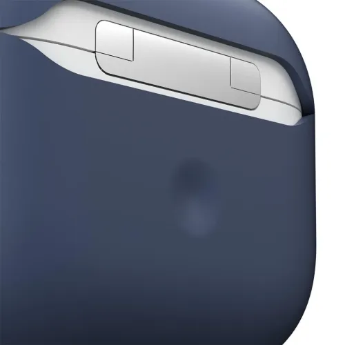 Midnattsblått etui til AirPods 3 i nærbilde, med synlig hvitt hengselparti på toppen og rund knapputsparing på siden.