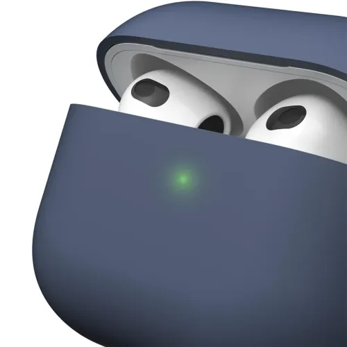 AirPods 3-etui i midnattsblått, nærbilde med åpent lokk som viser hodetelefonene og en grønn statuslampe på forsiden.