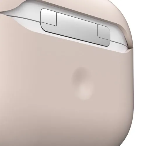 Pastellrosa fodral för AirPods 3 i närbild; baksida med synligt gångjärnsutskär, matt yta och rund fördjupning på skalet.