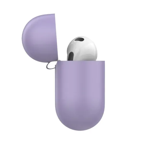 KeyBudz PodSkinz laventelinvärinen kotelo AirPods 3:lle, jossa on avoin kansi; pyöristetty muoto, silmukka saranassa, yksi valkoinen kuuloke näkyvissä yläreunassa.