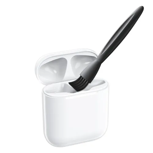 KeyBudz AirCare rengöringsborste i öppet vitt laddningsetui för öronsnäckor, borsten vinklad ned i ett av facken inne.