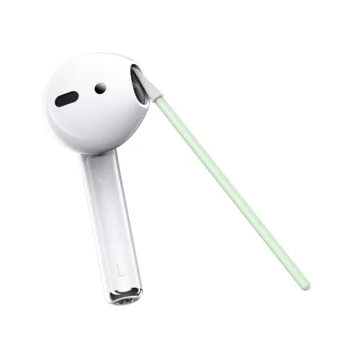 KeyBudz AirCare rengöringspinne rengör vänster AirPod vid högtalargallret; grön pinne med spets mot metallnätet i bild.