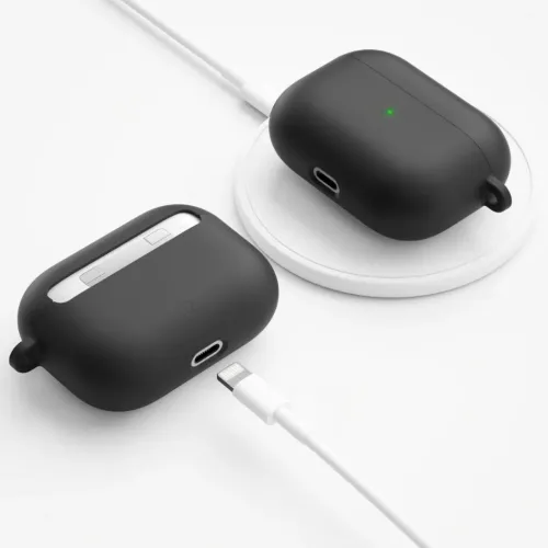 Svart nyckelringsfodral för AirPods Pro, ett på trådlös laddplatta med LED, ett med öppen topp och Lightning‑port synlig.