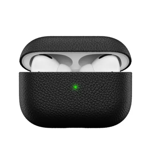 Svart läderfodral med stenkornsyta för AirPods Pro, öppet lock, grön front-LED synlig, vitt inre och synliga öronsnäckor.