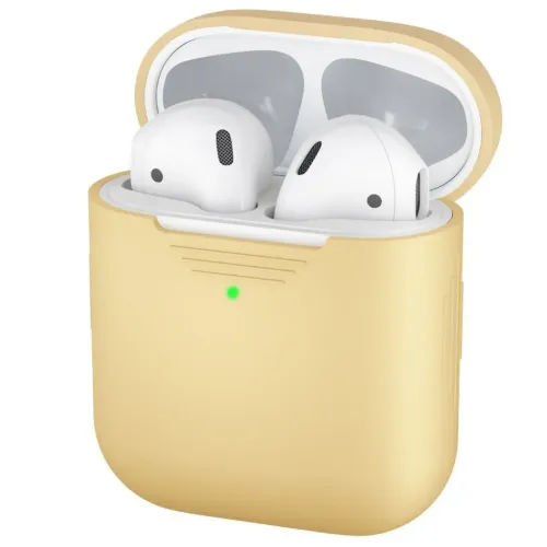Pastellgult silikonskydd för AirPods-fodral, med öppet lock som visar hörlurarna; grön statuslampa och diskreta räfflor syns.