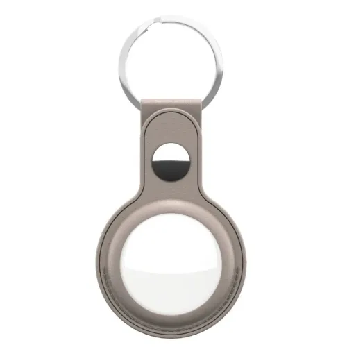 Beige lädernyckelring för AirTag med metallring upptill och rund öppning för brickan, sedd framifrån mot en vit bakgrund.