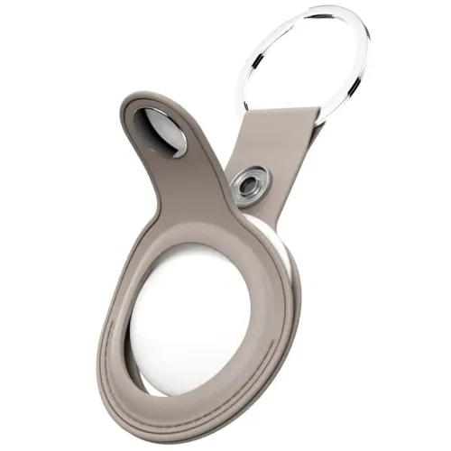 Beige lädernyckelring för AirTag med rund öppning, kromad nyckelring och tryckknapp, visad i närbild snett lite ovanifrån.