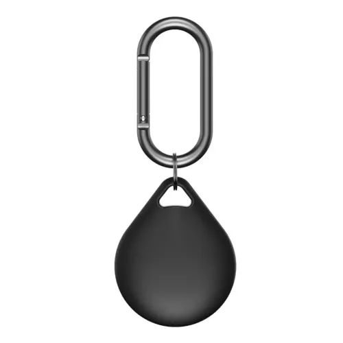 Svart droppformad AirTag-docka med triangulärt hål och liten ring, fäst i mörk karbinhake med fjäderlås, frontvy, centrerad.