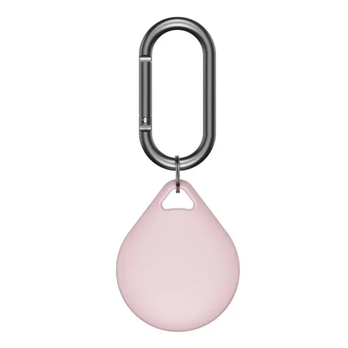 Rosa droppformad AirTag-hållare med ögla, fäst i liten delad ring till mörkgrå karbinhake, visad framifrån mot vit bakgrund.