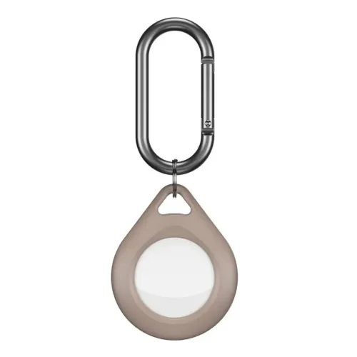 Sandbeige AirTag-hållare i droppform med rund öppning fram, fäst i liten ring och mörkgrå karbinhake i oval form ovanför.
