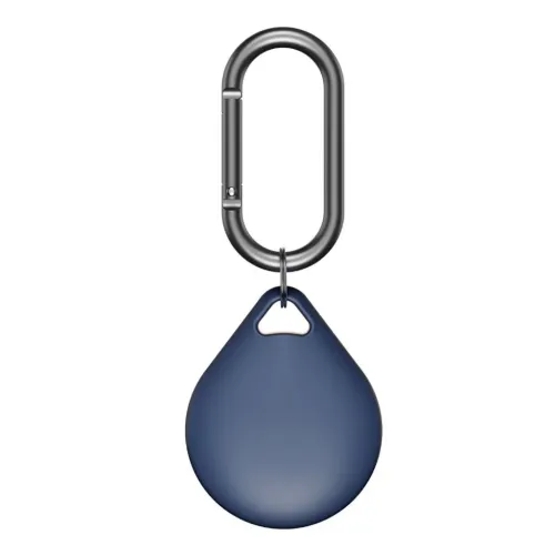Kobaltsinine, pisarakujuline AirTag hoidja, mille ülaosas on kolmnurkne auk, mis on riputatud väikesesse rõngasse tumehalli ovaalse karabiini alla.