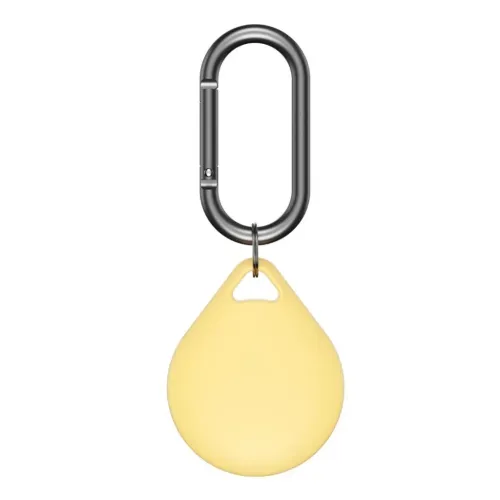 Pastelgul, dråbeformet AirTag-holder med trekantet fordybning, fastgjort i lille ring til mørk karabinhage mod helt hvid baggrund.