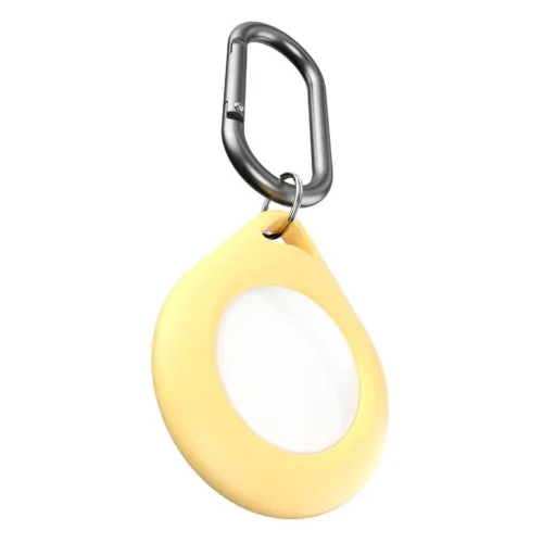 Pastelgul AirTag-holder med rund åbning og karabinhage i metal, dråbeformet profil, vist i nærbillede mod en helt hvid baggrund.