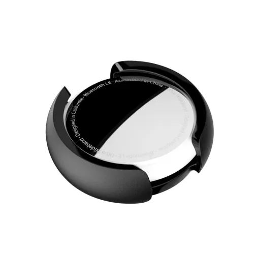 KeyBudz EZ Mount för AirTag i svart, rund hållare med tre öppna urtag som omsluter en AirTag, mot neutral svart bakgrund.