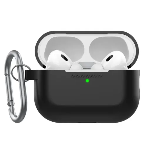 Svart silikonskal på öppet AirPods Pro-fodral med synliga öronsnäckor, grön front-LED, slitsar ovanför och karbinhake på sidan.