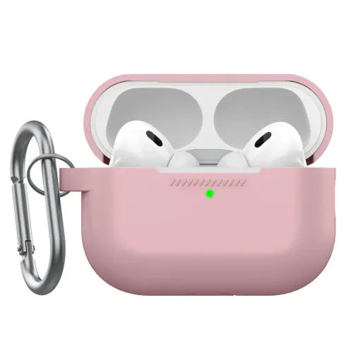 AirPods Pro Gen 2 korpus roosast silikoonist, avatud kaanega, kõrvaklapid nähtavad, roheline LED ees ja karabiin vasakul küljel.