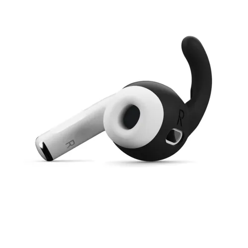 Juodos spalvos "KeyBudz Earbuddyz" ant dešiniojo "AirPods Pro" ausinuko su iškirptu jutiklio langeliu, išlenktu ausies kabliuku ir matomu R ženklu.